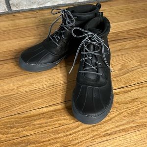 Clarks waterproof boots in excellent condition.